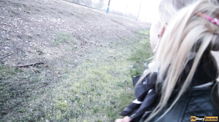 В сетке: Парень кончил в трусики своей девушки после секса возле железной дороги