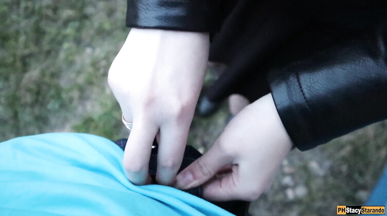 Любительское порно: Парень кончил в трусики своей девушки после секса возле железной дороги