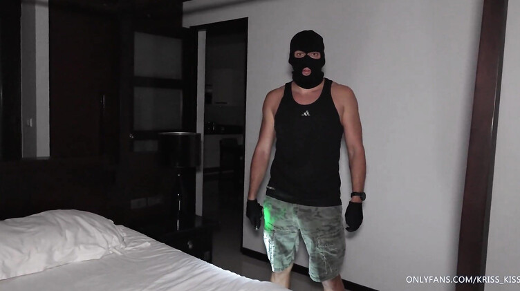 Грабитель в маске ворвался в дом Крисс Кисс и наполнил спермой ее писечку