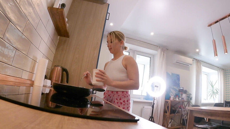 Хозяйственная русская блондинка на завтрак трахается на кухне с парнем