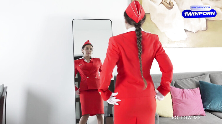 На диване: Стюардесса российских авиалиний трахается с пилотом между перелетами