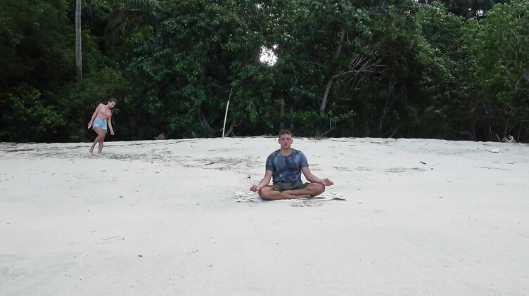 Русское порно: Развратная девушка прервала медитацию парня глубоким минетом на пляже