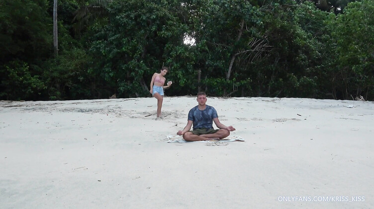 На пляже: Развратная девушка прервала медитацию парня глубоким минетом на пляже