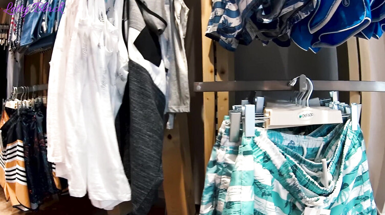 Одинокая девушка консультант в магазине одежды трахается в примерочной