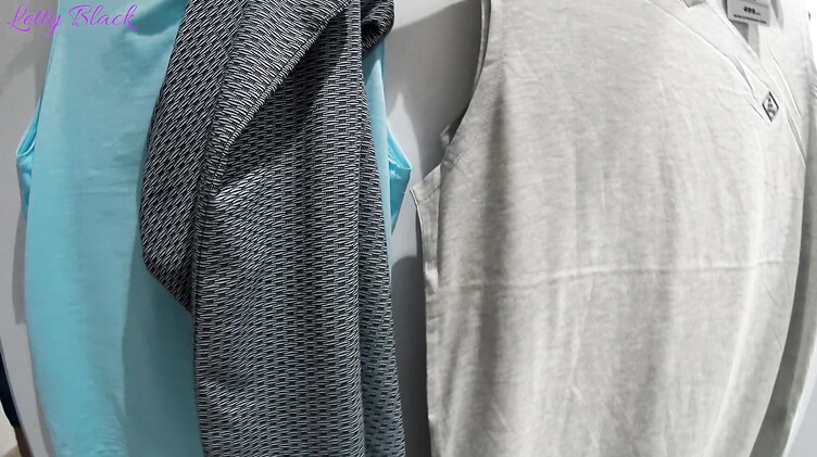 Одинокая девушка консультант в магазине одежды трахается в примерочной