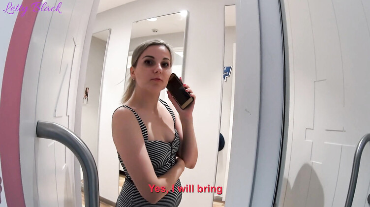 Одинокая девушка консультант в магазине одежды трахается в примерочной