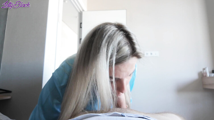 Мачеха блондинка дрочит ногами член пасынка перед сексом в позе наездницы