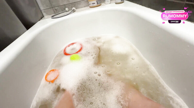 Сводная сестра застукала брата за дрочкой в ванне и предложила помощь