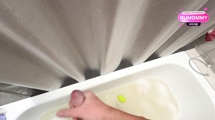 Брат и сестра: Сводная сестра застукала брата за дрочкой в ванне и предложила помощь