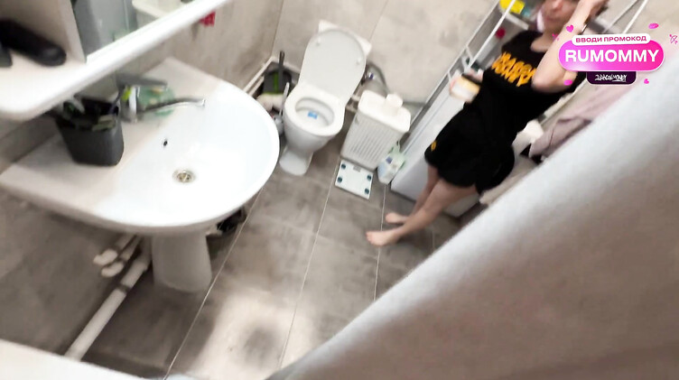 Русское порно: Сводная сестра застукала брата за дрочкой в ванне и предложила помощь