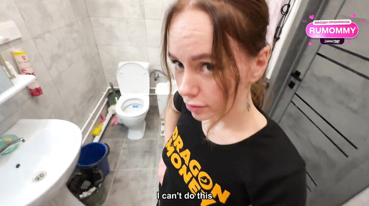 Сводная сестра застукала брата за дрочкой в ванне и предложила помощь