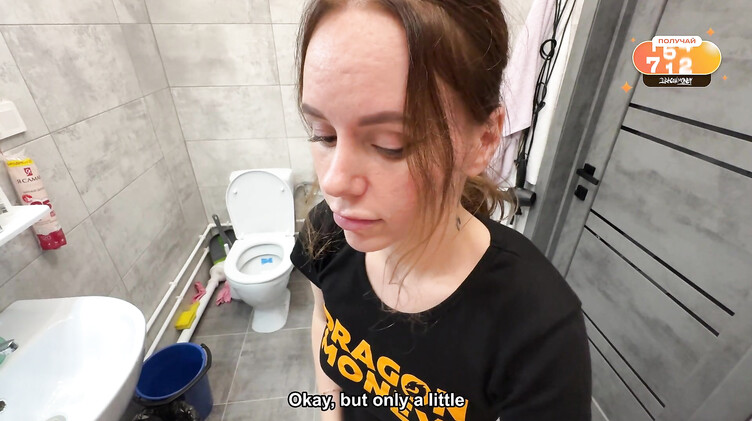 Сводная сестра: Сводная сестра застукала брата за дрочкой в ванне и предложила помощь