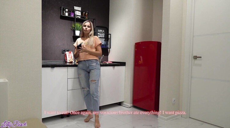 Letty Black: Доставщик пиццы накосячил и трахнул недовольную русскую клиентку на кухне