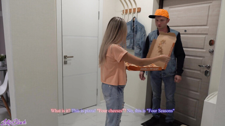 Доставщик пиццы накосячил и трахнул недовольную русскую клиентку на кухне