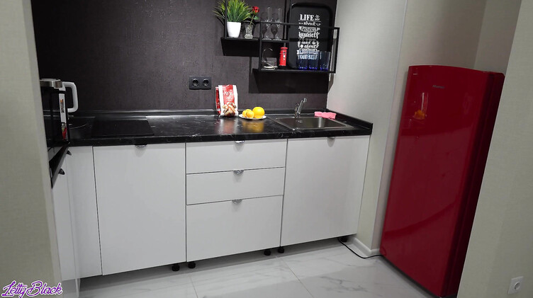 Доставщик пиццы накосячил и трахнул недовольную русскую клиентку на кухне