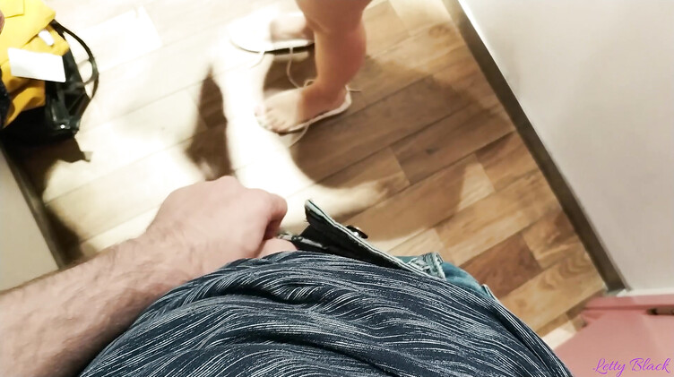 Русская сосет в примерочной, парень снимает в зеркале ее попку в трусиках