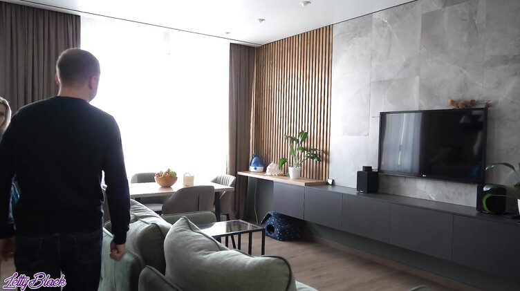 Милфы: Опытная мама девушки в халатике соблазнила ее молодого парня на секс