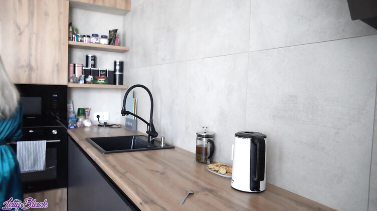 Опытная мама девушки в халатике соблазнила ее молодого парня на секс