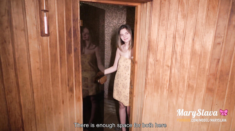 Няшки: Раскрепощенная русская девушка совратила парня голым телом в публичной сауне