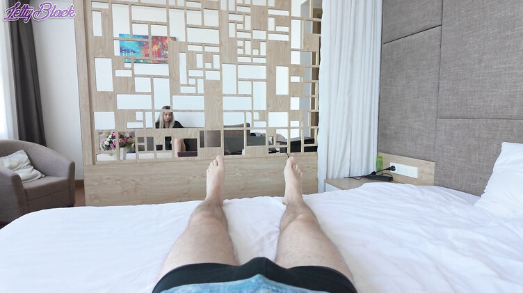 Мачеха во время массажа трется о член и соблазняет пасынка на секс