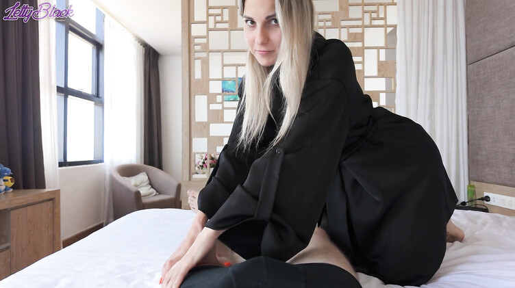 Мачеха во время массажа трется о член и соблазняет пасынка на секс