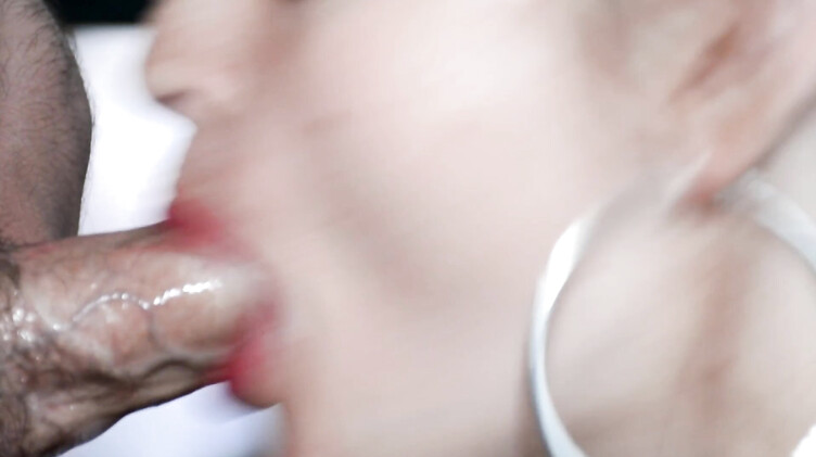 Нежный минет со слюнями красными губками и окончание в ротик