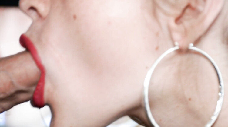 KaterinaAmateur: Нежный минет со слюнями красными губками и окончание в ротик