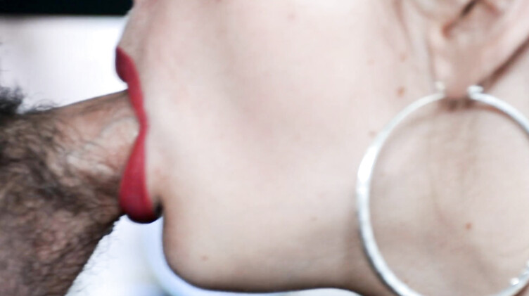 Нежный минет: Нежный минет со слюнями красными губками и окончание в ротик