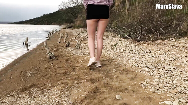 Гуляю со своим парнем по берегу реки и сосу ему член