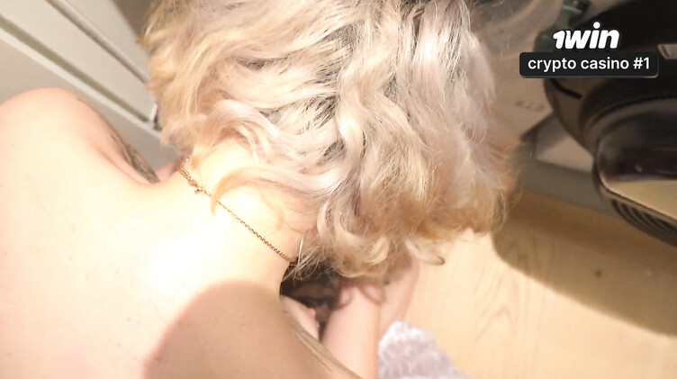 Брат и сестра: Тупая сводная сестра застряла в стиралке, я стянул шорты и выебал ее