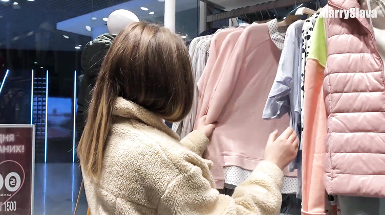 HD порно: Я реально отсосала своему парню в примерочной торгового центра