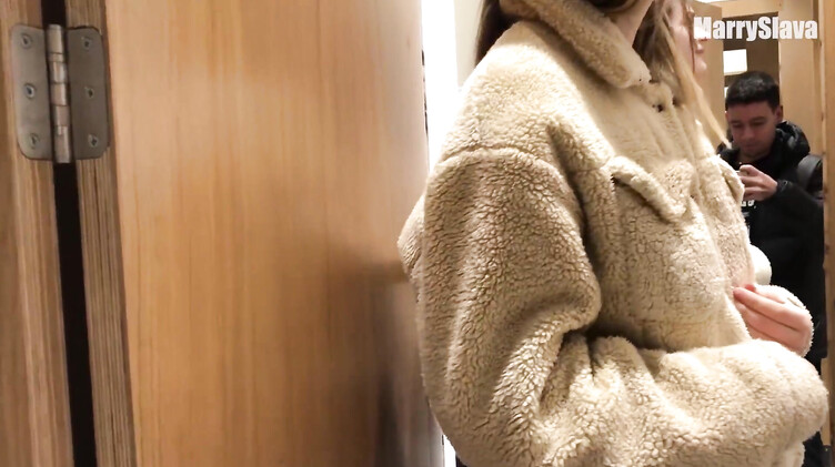 Я реально отсосала своему парню в примерочной торгового центра