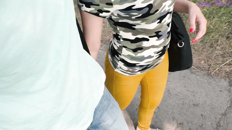 Запикапил русскую девчонку в парке и трахнул у дерева