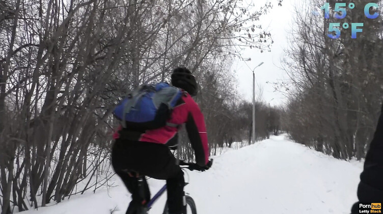 Letty Black: Отсасываю своему парню зимой в городском парке и глотаю сперму