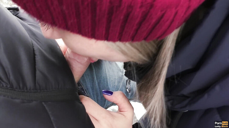 Отсасываю своему парню зимой в городском парке и глотаю сперму