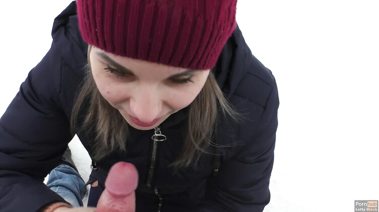 Публичное порно: Отсасываю своему парню зимой в городском парке и глотаю сперму