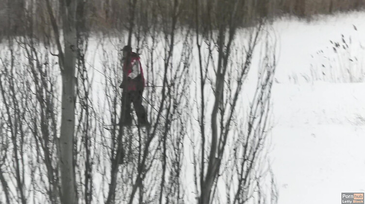 Отсасываю своему парню зимой в городском парке и глотаю сперму