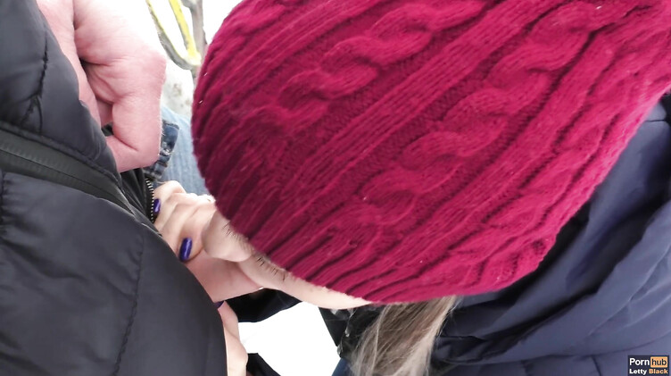 Отсасываю своему парню зимой в городском парке и глотаю сперму