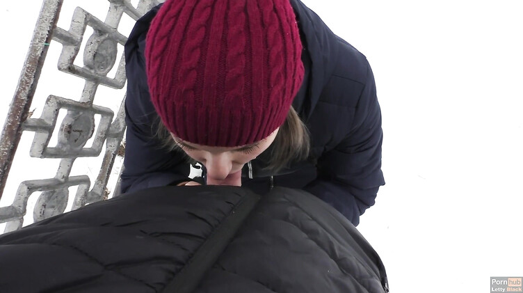 Отсасываю своему парню зимой в городском парке и глотаю сперму