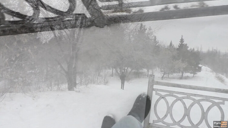 Отсасываю своему парню зимой в городском парке и глотаю сперму