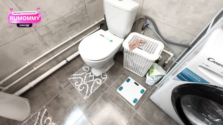 HD порно: Мачеха спалила, как пасынок нюхает ее трусики в ванной