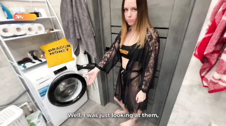 В ванной: Мачеха спалила, как пасынок нюхает ее трусики в ванной