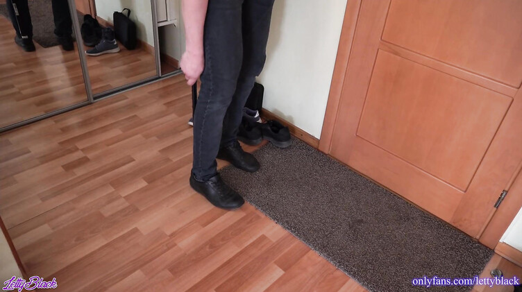 Русская мачеха попросила пасынка остаться с ней и соблазнила его чулками под халатом