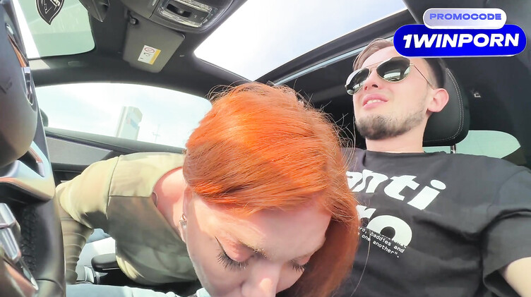 Висячие сиськи: Глубокий слюнявый минет в Мерседесе и сперма в рот для рыжей подружки