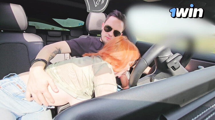 Глубокий слюнявый минет в Мерседесе и сперма в рот для рыжей подружки