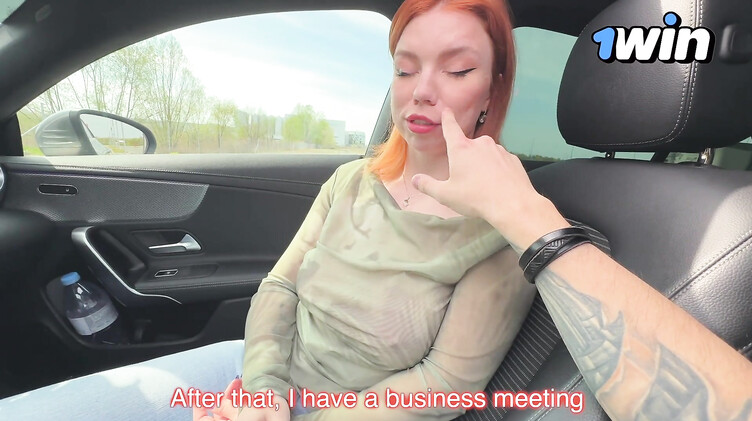 Глубокий слюнявый минет в Мерседесе и сперма в рот для рыжей подружки