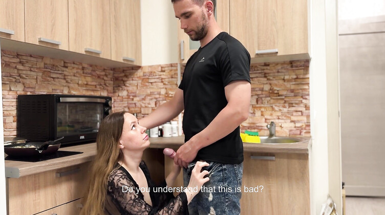 Русский пасынок развел мачеху на быстрый секс и кончил на лицо