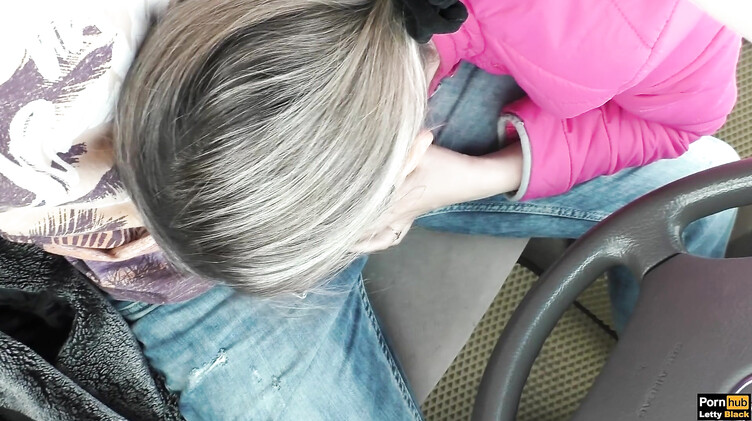 Милфы: Попросила незнакомца подвезти и трахнулась с ним за проезд в машине