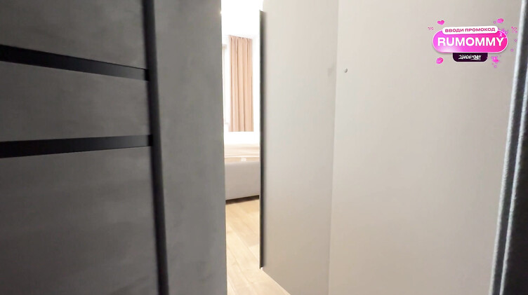 Сперма на сиськах: Брат подглядывал за переодевающейся старшей сестрой и спалился