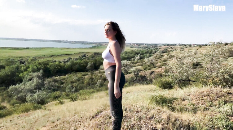 18-летние: Трахаемся с подружкой в деревне на природе во время заката